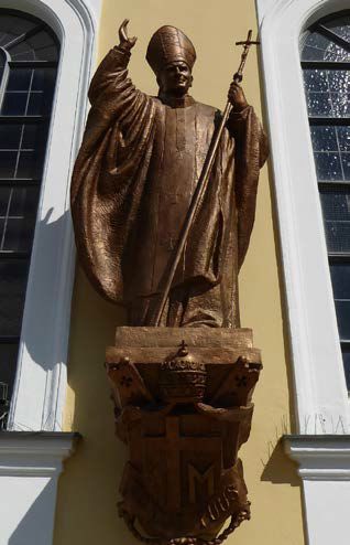 Pomnik JP II na fasadzie Sali Kongregacji Mariańskiej