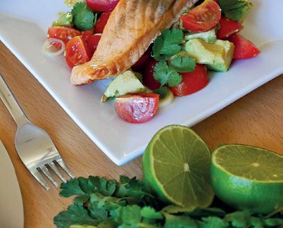 łosoś na salsie z avocado