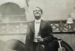 Polityka miała zrobić z niego wroga; muzyka uczyniła przyjacielem